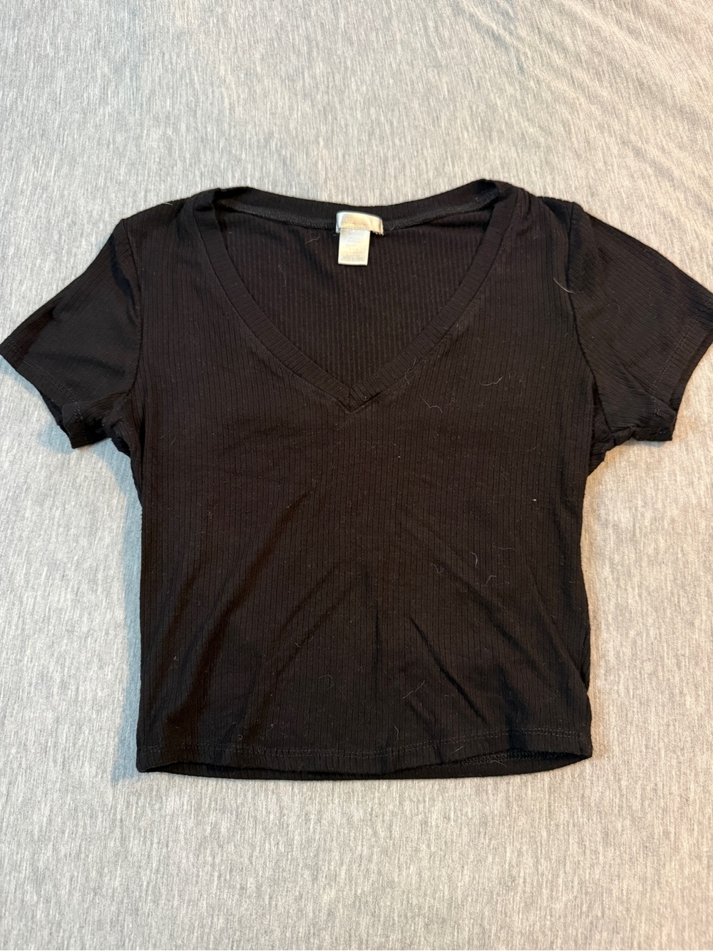 Bozzolo Black Ribbed V-Neck Crop Tee